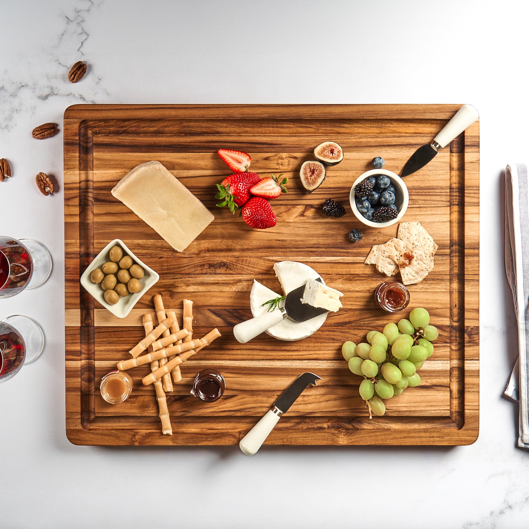 TEAKHAUS EDGE GRAIN CUTTING BOARD W/JUICE WELL