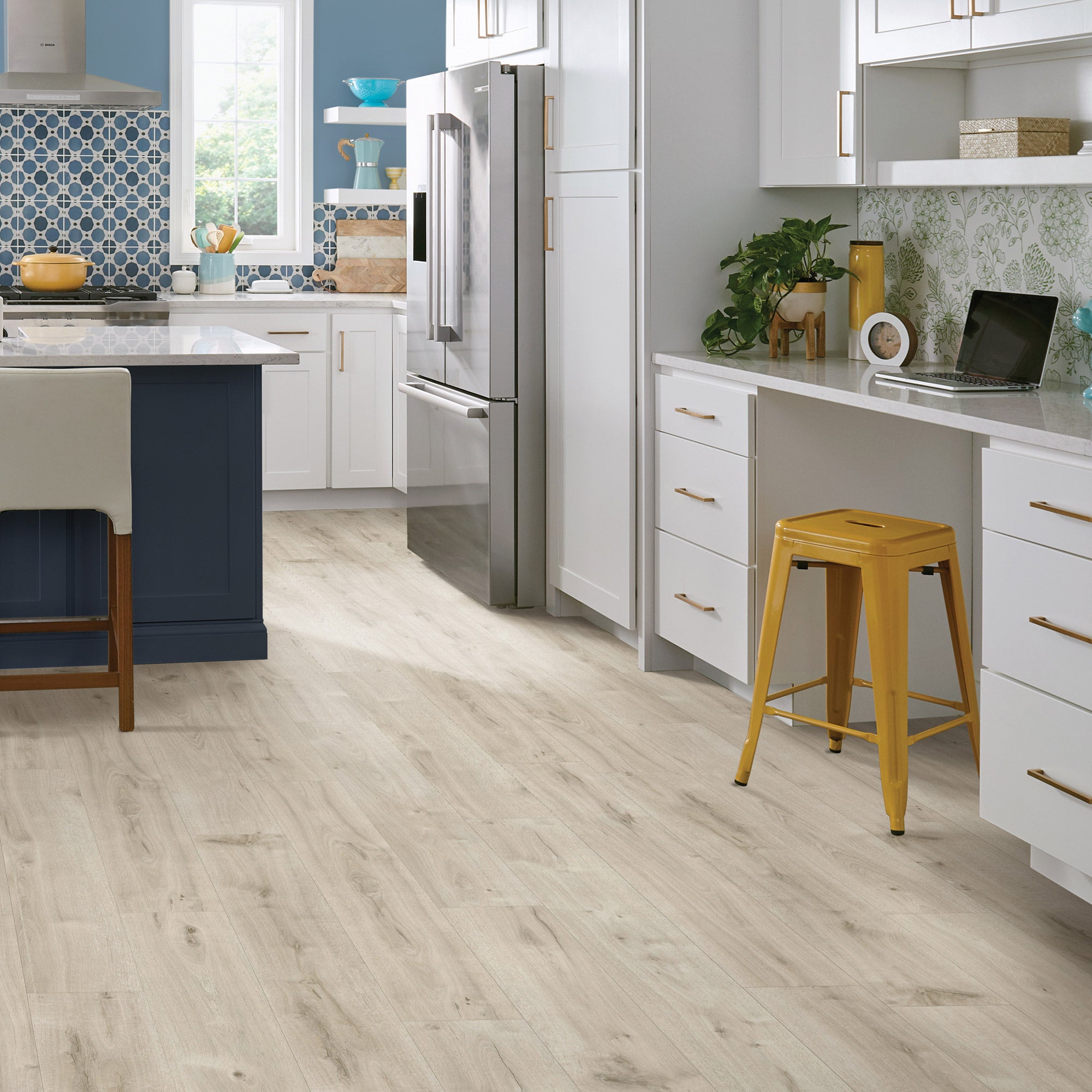 MOHAWK HOME ^ VINYL FLOORING CARDIFF OAK 7.5 X 48 - Image 1