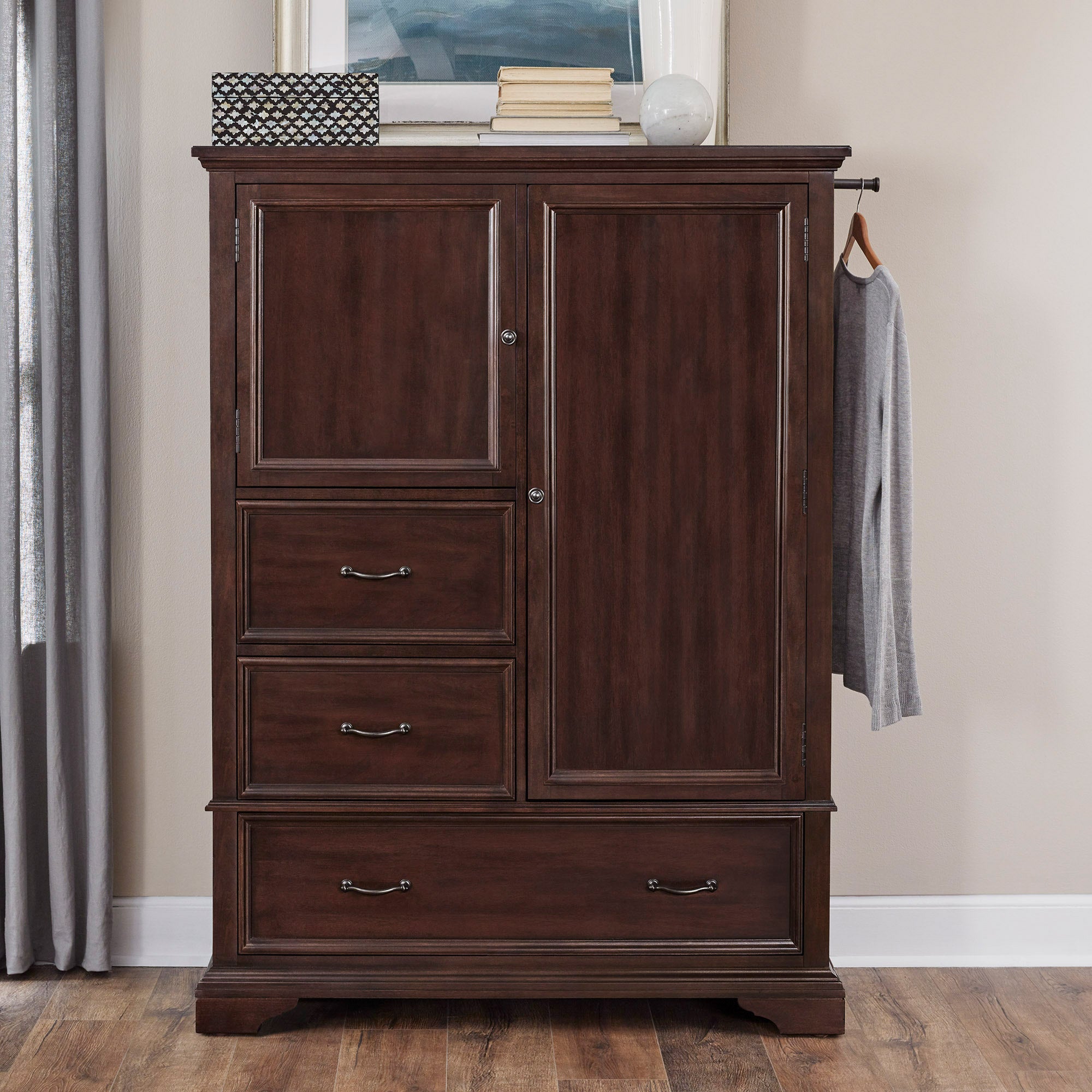 UNIVERSAL BROADMOORE FERGUS DOOR CHEST