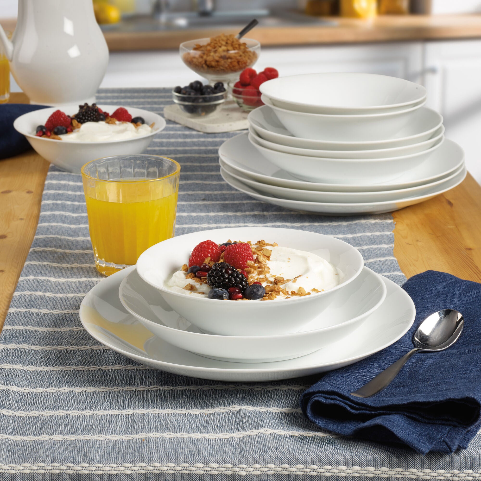 MIKASA ASPEN PORCELAIN DINNERWARE 12-PIECE - Image 1