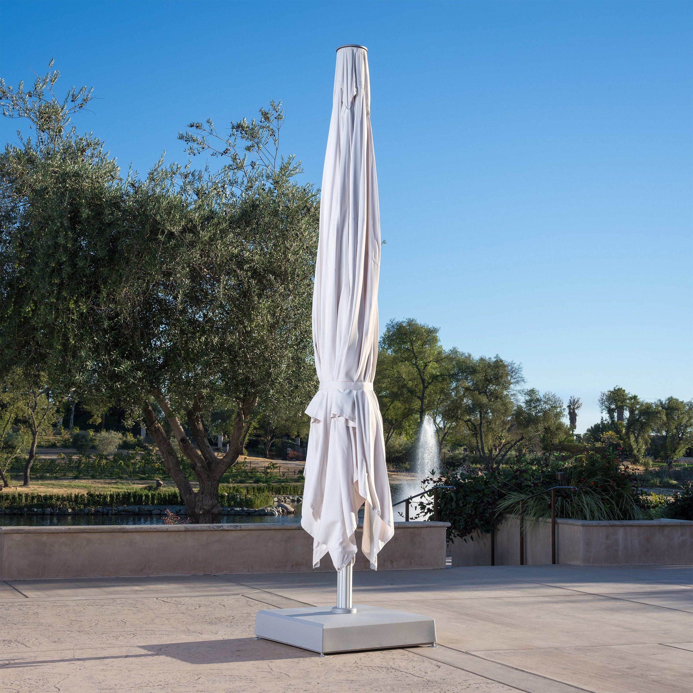 SunVilla 16.4' x 16.4' Telescopic Commercial Umbrella with Base