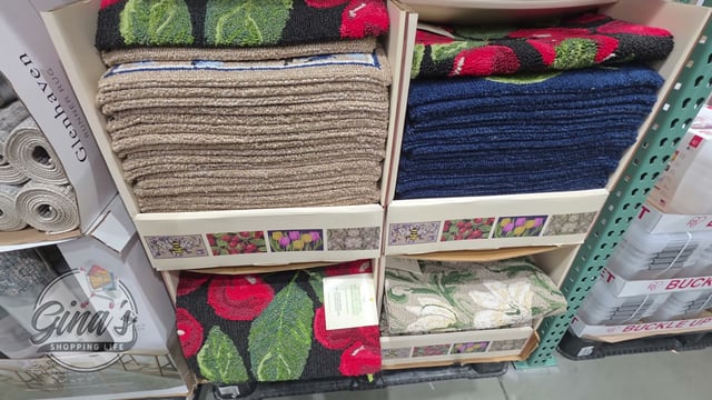 Hand-Hooked Accent Rug, 22" x 38"