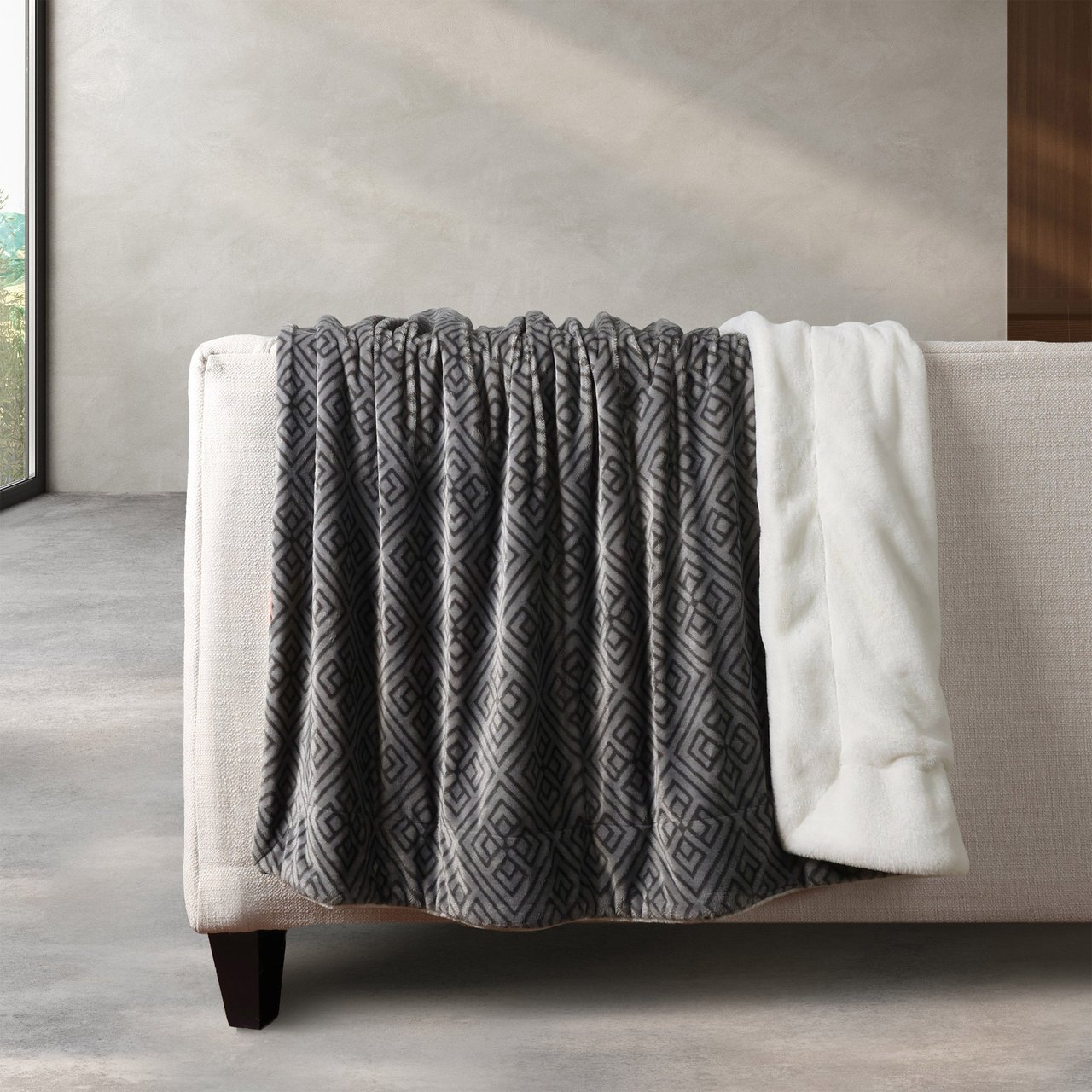 Life Comfort Ultimate Faux Fur Throw 60" x 70" - Image 1