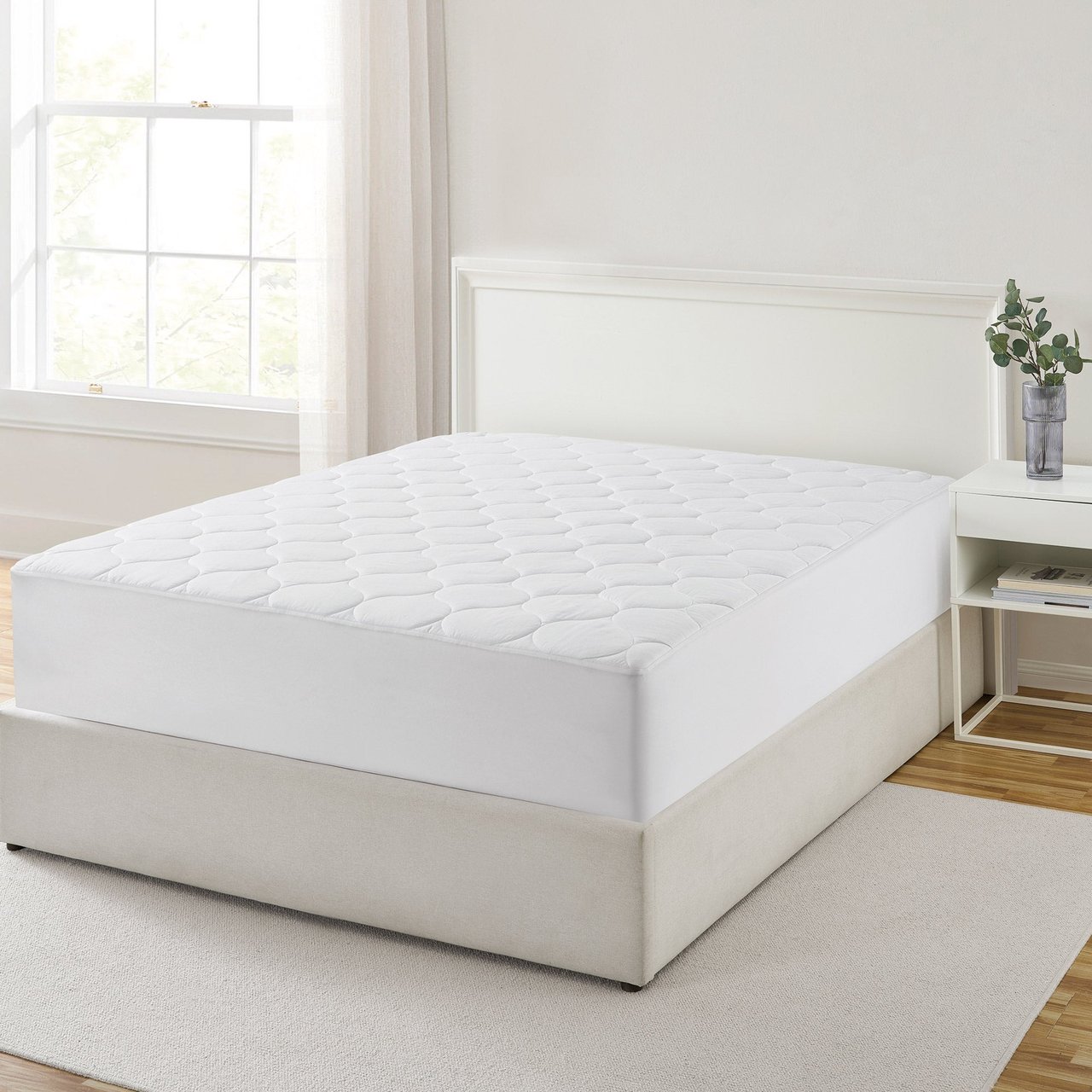 Brookstone Quilted Heated Mattress Pad Queen Size - Image 1