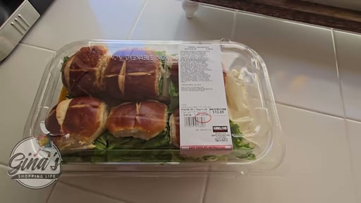 Chicken Sandwich on Pretzel Buns with Sauce (per lb)