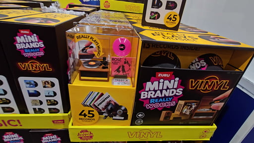 ZURU Mini Brands Really Works Vinyl Playset with 3 Capsules