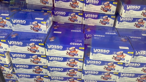Yasso Vanilla Caramel & Fudge Chip Frozen Greek Yogurt Mini Cups, 12 CT