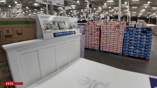 Universal Broadmoore Rose Queen Storage Bed