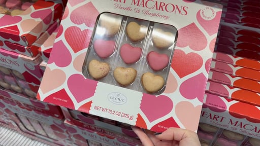 Le Chic Patissier Heart Macaron 25 Count Box