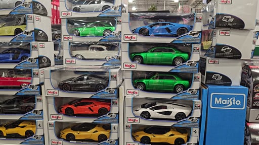Maisto 1:18 Scale Special Edition Die-Cast Cars